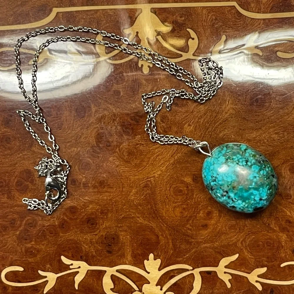 Stabilized genuine turquoise pendant and silver tone chain - Picture 2 of 8